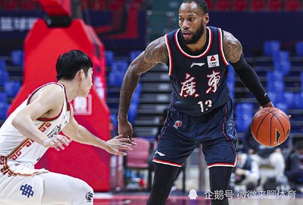 浓眉40+13詹皇14中5獭兔25+8+7湖人不敌绿军　NBA圣诞大战焦点战，湖人主场迎战凯尔特人，湖人上一场终结连败，目前16胜14负排在西部第9位，凯尔特人则是22胜6负高居东部榜首，本场比赛波尔津吉斯迎来复出。